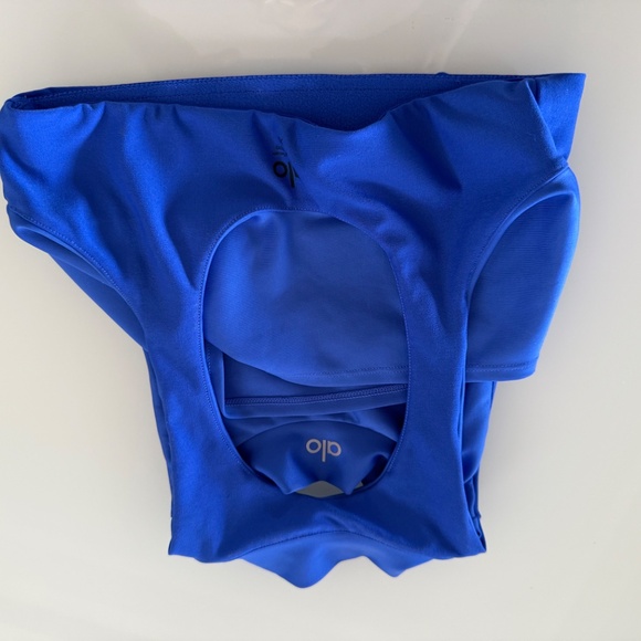 Alo Yoga xs shorts and top set - Picture 4 of 5